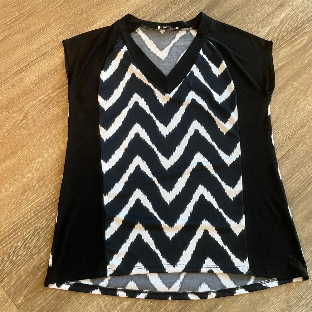 Carol Rose Womens Top Size M Black White Chevron Zig Zag VNeck Cap Sleeve Blouse